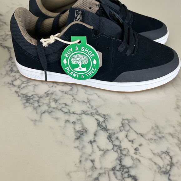Etnies size 5.5 boys skater sneaker. NWT! Never worn inside original box. - Picture 4 of 6